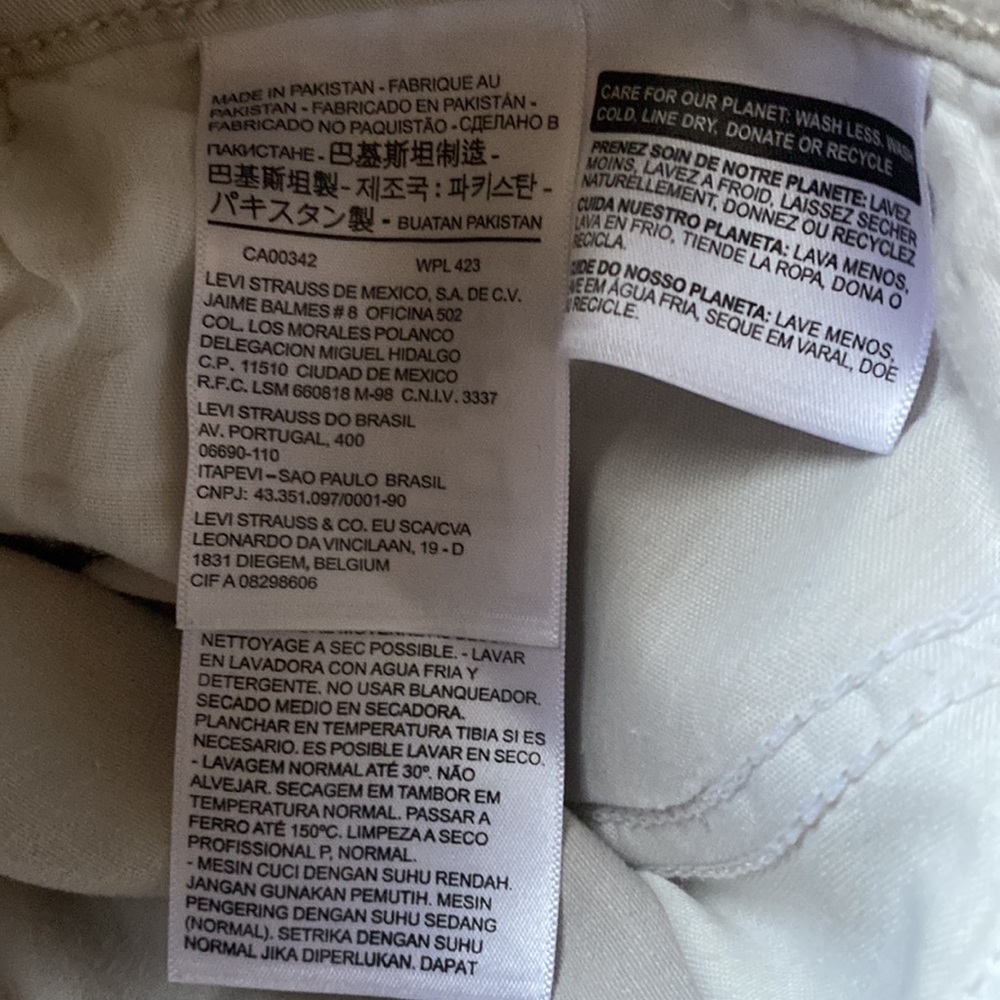 women’s levi off-white capris - Picture 5 of 5